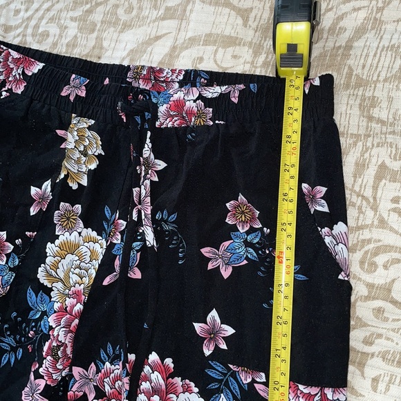 Cropped Floral Pants - Picture 4 of 6
